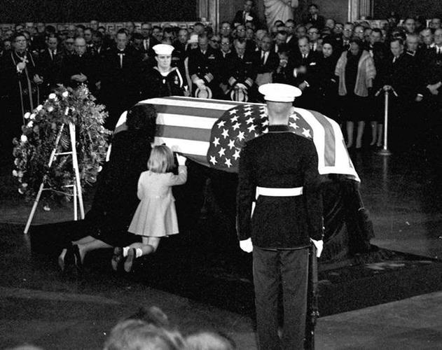 力排众议据理力争,把肯尼迪的葬礼策划成了一件举世瞩目的重大事件